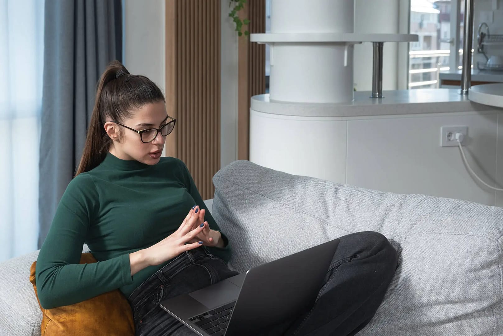 Teenager in a video call with a nutritionist, establishing good nutrition habits for eating disorder recovery